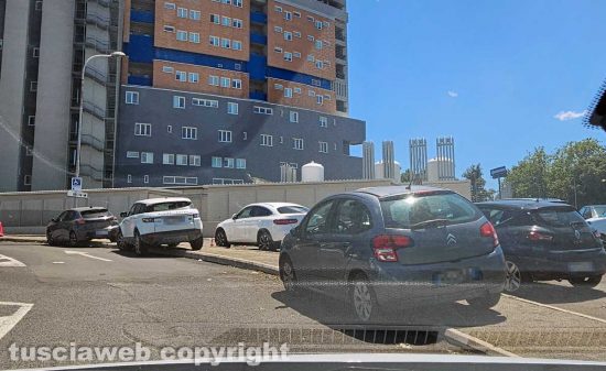 Viterbo - Parcheggi selvaggi all'ospedale Santa Rosa
