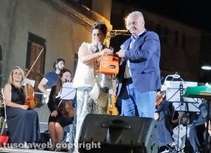 Gradoli - L'associazione Ruben Ciarlanti dona un nuovo defibrillatore al centro anziani