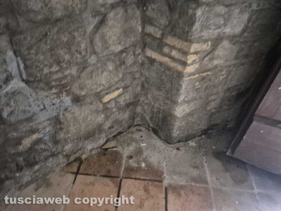Montefiascone – Il degrado all’interno della chiesa della Madonna dell’Arco