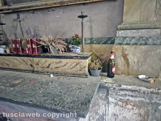 Montefiascone – Il degrado all’interno della chiesa della Madonna dell’Arco