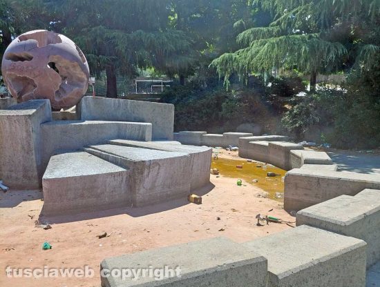 Viterbo - La condizione di degrado della Fontana sfera