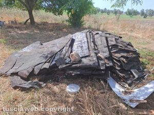 Tuscania - Rifiuti speciali e eternit riversati in una proprietà