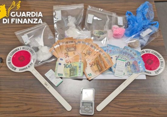 Canino - La droga e i contanti sequestrati dalla guardia di finanza