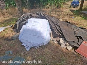 Tuscania - Rifiuti speciali e eternit riversati in una proprietà
