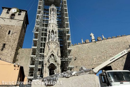 Macchina di Santa Rosa - Dies Natalis a San Sisto - L'assemblaggio - È arrivata la statua della patrona