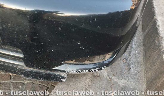 Viterbo - Finisce con l’auto sui gradoni di Fontana Grande