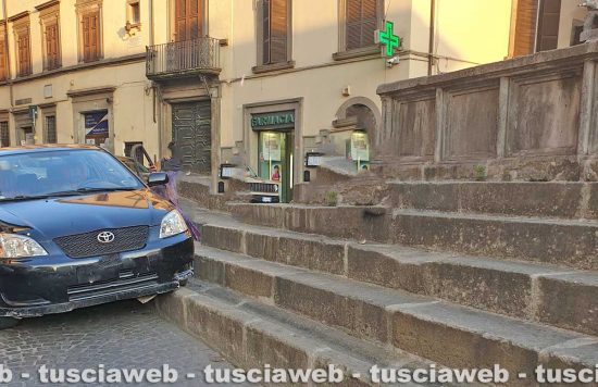 Viterbo - Finisce con l’auto sui gradoni di Fontana Grande.