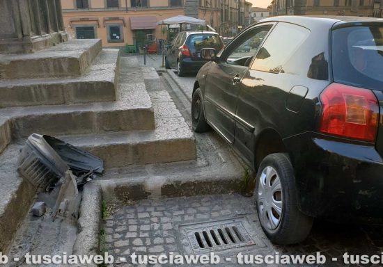Viterbo - Finisce con l’auto sui gradoni di Fontana Grande