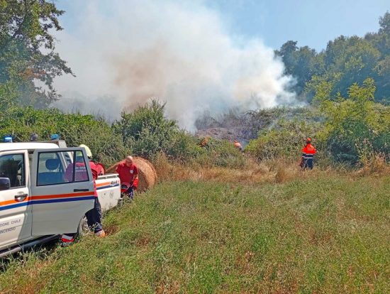 Tarquinia - Vasto incendio nella zona Casalone Farnesiana