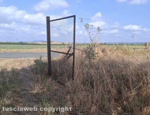 Tuscania - Rifiuti speciali e eternit riversati in una proprietà - Il cancello rotto