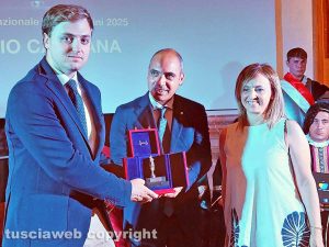 Il premio Vicino Orsini - Alessio Campana, giornalista, Marco Perniconi e Marzia Arconi, assessora alla cultura di Bomarzo