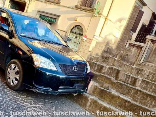 Viterbo - Finisce con l’auto sui gradoni di Fontana Grande.