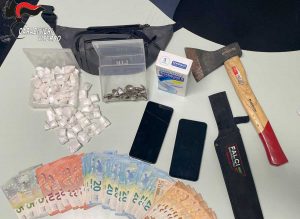 Orte - Spaccio nei boschi: arrestato un 25enne con cocaina, hashish e un machete