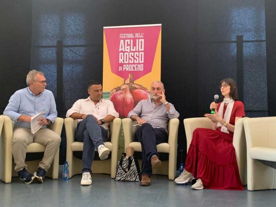 Proceno - Convegno sull'aglio con il sindaco Roberto Pinzi e Massimo Pelosi, presidente della Cooperativa di Comunità