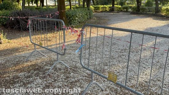 Pratogiardino Lucio Battisti ridotto a un letamaio puzzolente