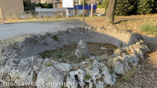 Pratogiardino Lucio Battisti ridotto a un letamaio puzzolente
