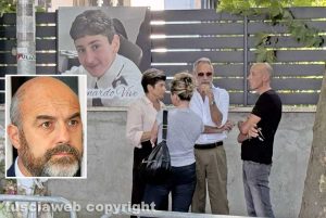 I genitori di Leonardo Cristiani con gli avvocati sul luogo dell'incidente durante il secondo sopralluogo - Nel riquadro l'assessore Stefano Floris