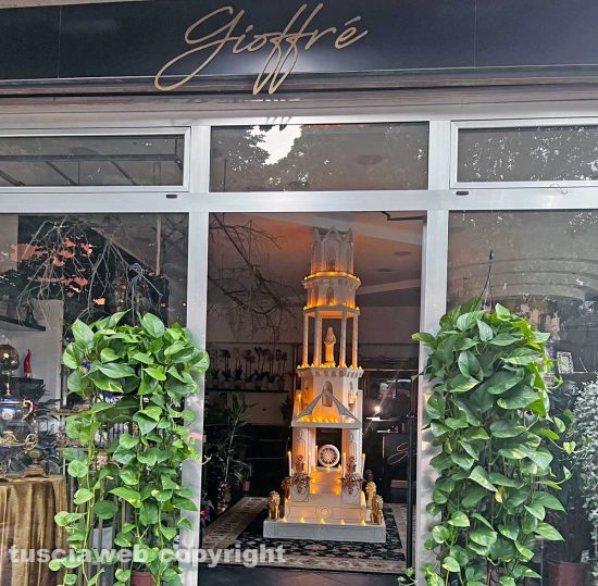 Viterbo - Gioffrè il fiorista ricrea la macchina di Santa Rosa nel suo negozio