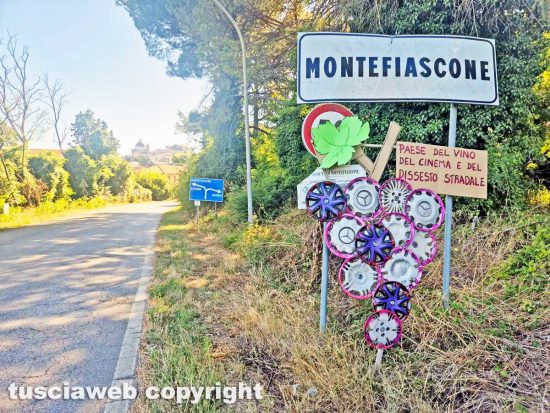Montefiascone - La particolare composizione di borchie sotto un cartello stradale