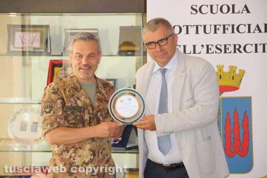 Il comandante della Scuola sottufficiali dell'esercito Maurizio Taffuri e Alessandro Cochi