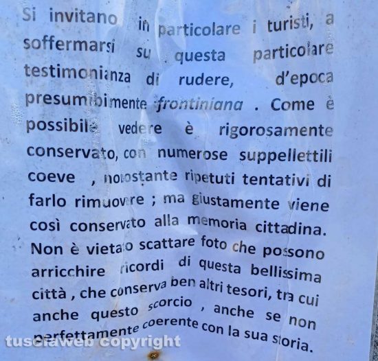 Viterbo - La discarica in via Caprarecce - Il cartello affisso dai cittadini
