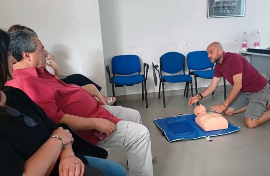 Come usare un defibrillatore