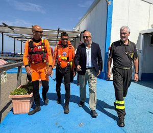 Il deputato Mauro Rotelli in visita ai presidi acquatici dei vigili del fuoco