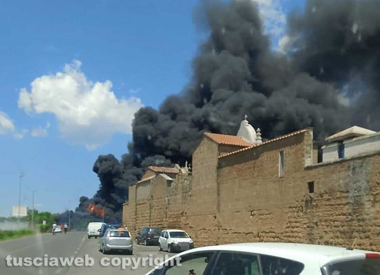 Tuscania - Deposito pneumatici in fiamme