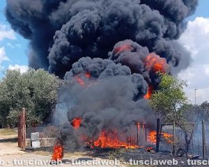 Tuscania - Deposito pneumatici in fiamme