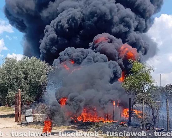 Tuscania - Deposito pneumatici in fiamme