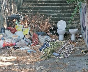 Viterbo - Degrado parcheggio di via Rossi Danielli