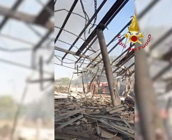 Roma - Incendio a un distributore di carburante