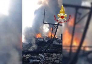 Roma - Incendio a un distributore di carburante