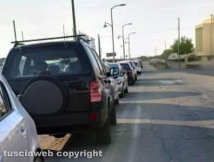 Tarquinia lido - Auto in sosta sulla pista ciclabile