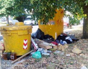 Viterbo - Immondizia a Santa Lucia