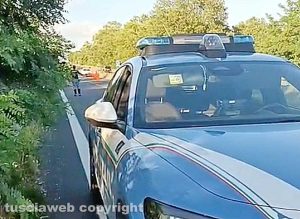 Agenti di polizia sulla Superstrada