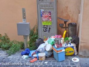 Viterbo - Immondizia in via dell'Orologio vecchio
