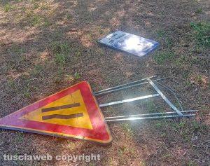 Cartelli stradali abbandonati