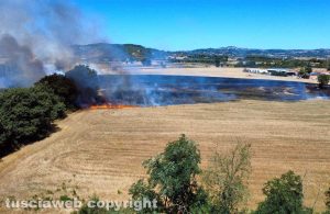 Viterbo - Terreno in fiamme sulla Cassia Nord