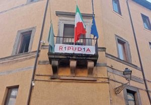 Carbognano - Lo striscione sul palazzo comunale
