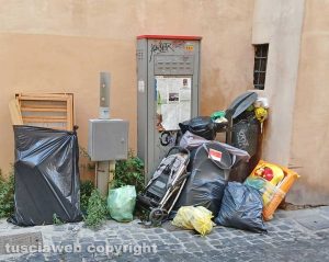 Viterbo - Immondizia in via dell'Orologio vecchio