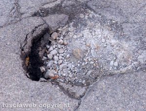 Viterbo - Le condizioni di strada Via dei fratelli Bandiera