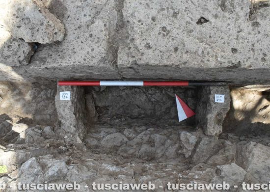 Tuscania - La teca e i vasi ritrovati nella necropoli etrusca di Sasso Pinzuto
