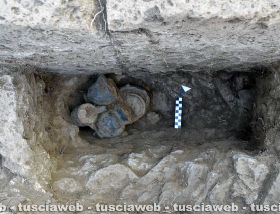 Tuscania - La teca e i vasi ritrovati nella necropoli etrusca di Sasso Pinzuto