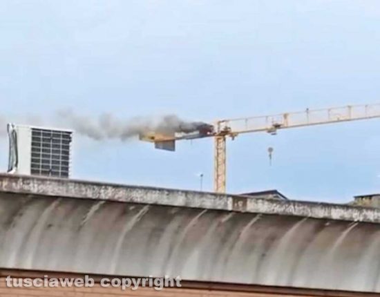Viterbo - Gru in fiamme