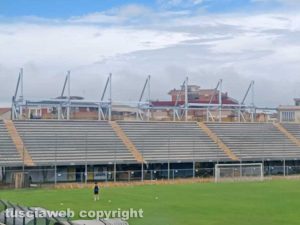 Sport - Stadio Rocchi - Proseguono i lavori di copertura della Curva Nord