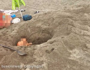Montalto di Castro - Una nuova enorme buca scavata in spiaggia