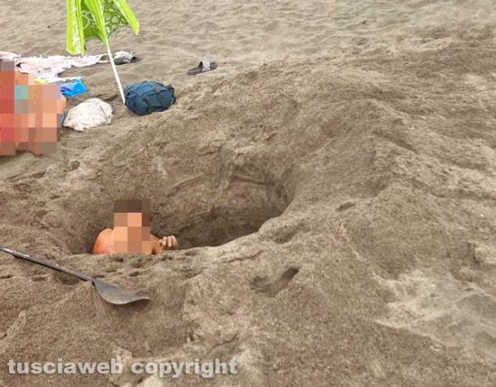 Montalto di Castro - Una nuova enorme buca scavata in spiaggia
