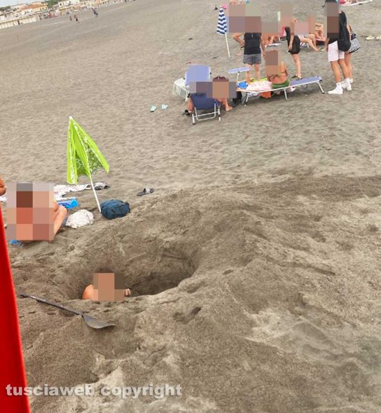 Montalto di Castro - Una nuova enorme buca scavata in spiaggia