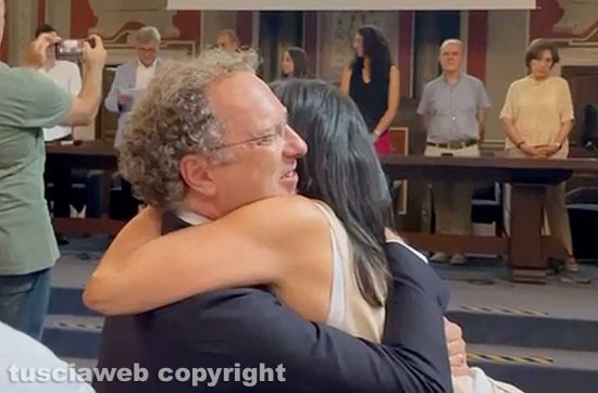 Tiziana Laureti appena eletta rettrice dell'Unitus - L'abbraccio con Stefano Ubertini